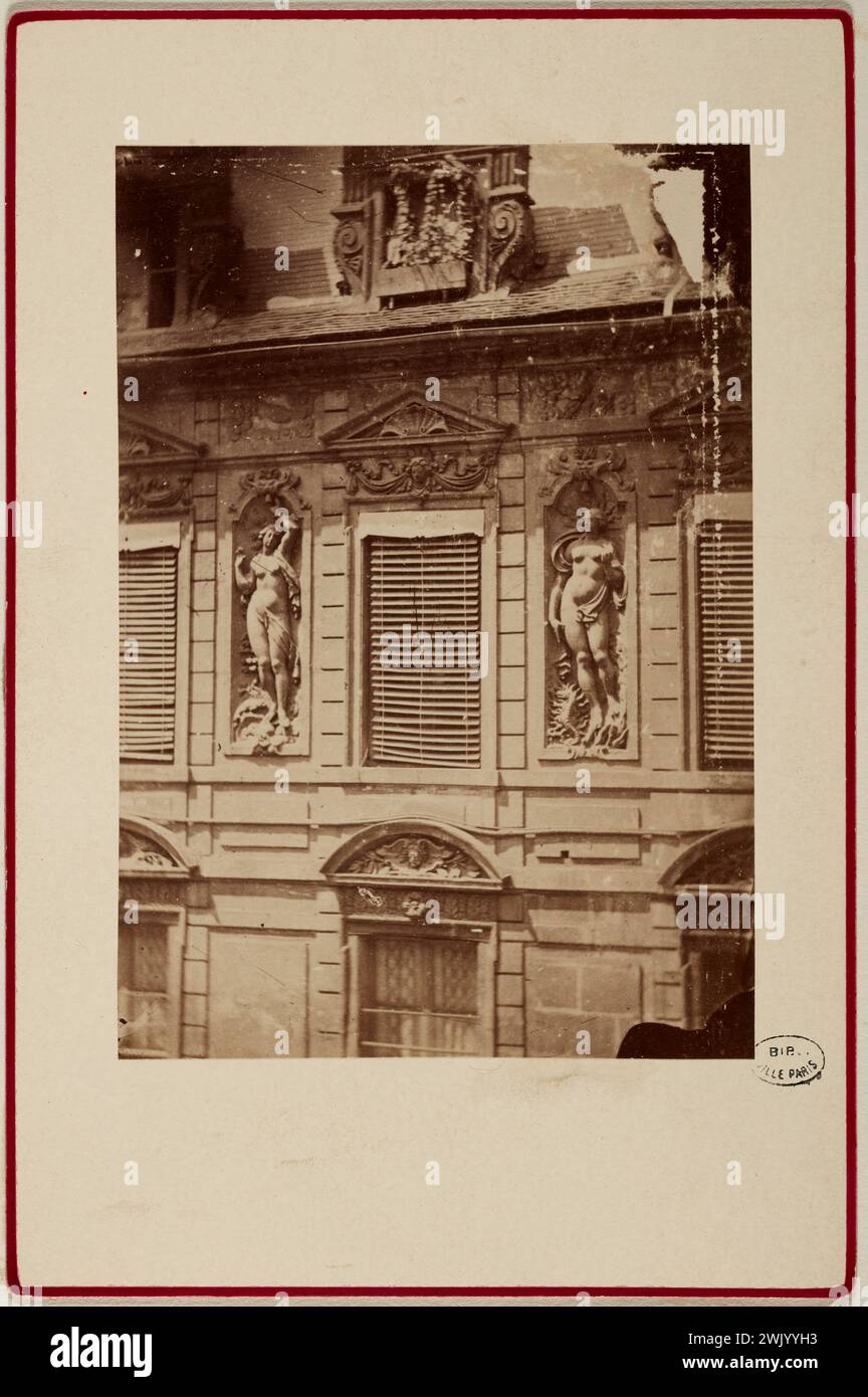 Anonym, Fassade am Hof, Hôtel de Sully, Rue Saint-Antoine 62, 4. Arrondissement, Paris. (Dummy-Titel). Albuminpapier zeichnet. Carnavalet Museum, Geschichte von Paris. Stockfoto