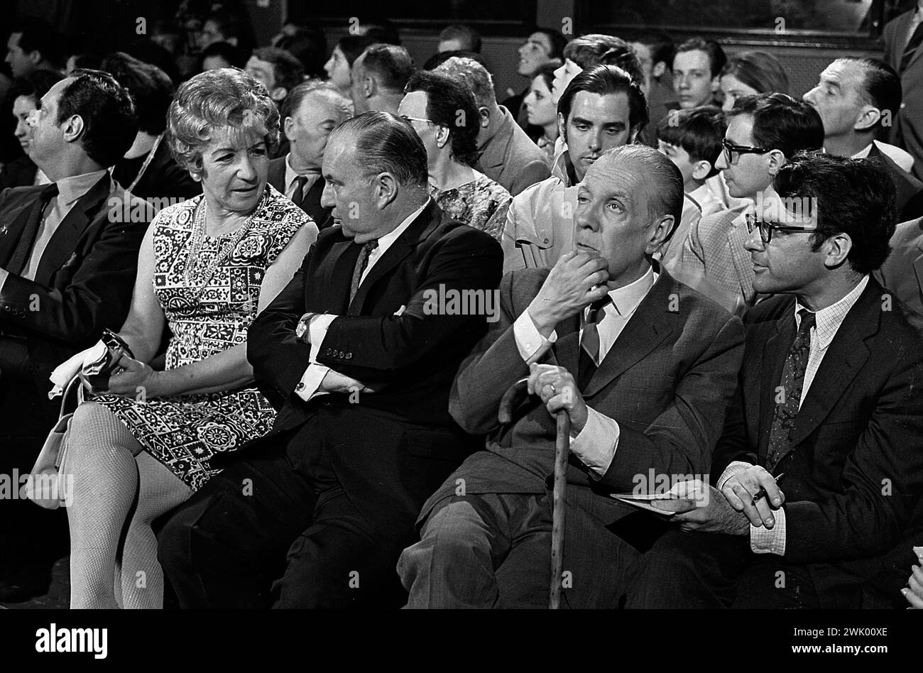 Der argentinische Autor Jorge Luis Borges ist bei der Fernsehstudiosendung Odol Pregunta von Chanell 13 anwesend, die seiner Arbeit gewidmet ist. Norman Thomas Di Giovanni, sein englischer Übersetzer, befindet sich auf der rechten Seite, Buenos Aires, 21. November 1968. Stockfoto