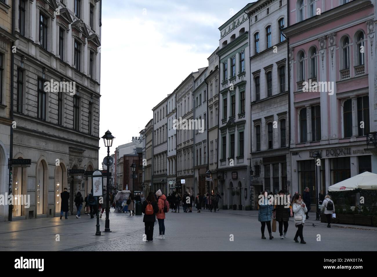 Die Leute laufen am Anfang der Grodzka Straße auf dem Hauptmarkt in der Altstadt von Krakau, Polen Stockfoto
