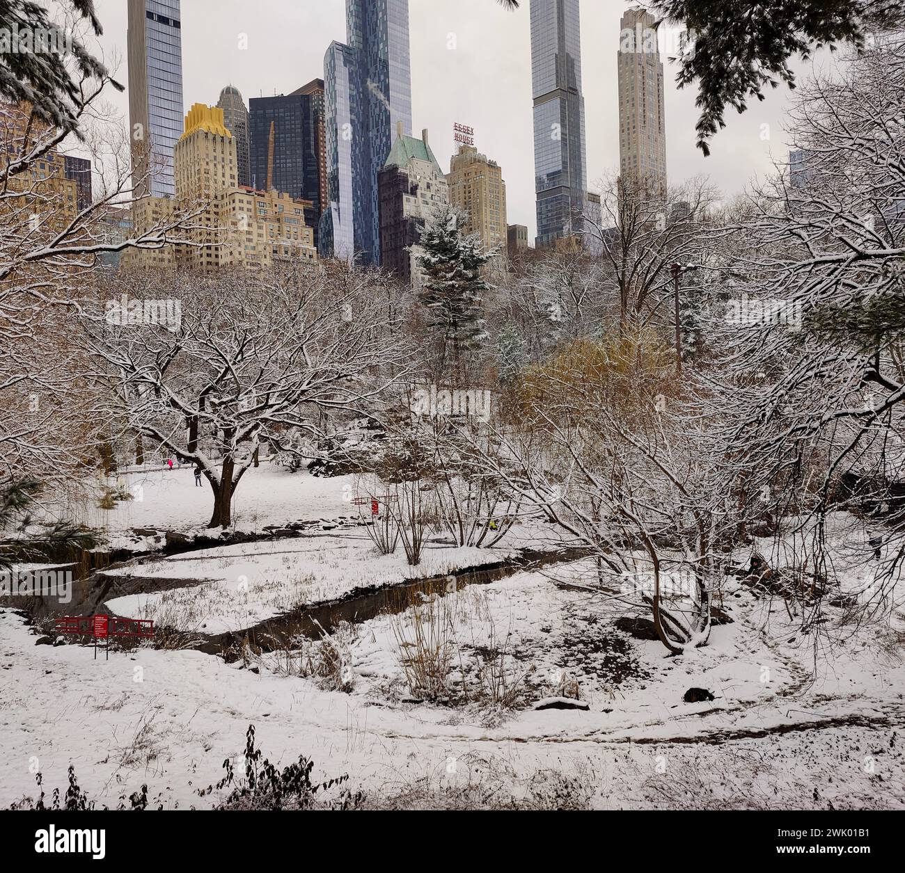 New York City, USA. Februar 2024. Schnee im Central Park - Schnee über Nacht verließ den Park bedeckt mit Schnee am Morgen des 17. Februar. Glyn Thomas/Alamy Live News Stockfoto