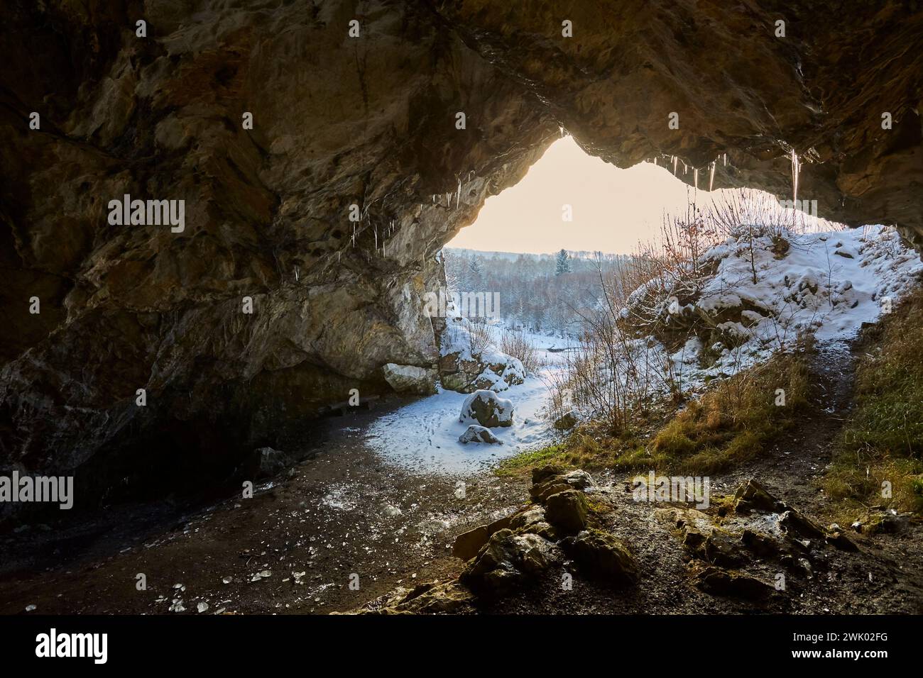 Hohler Stein im Lörmecke Tal bei Rüthen-Kallenhardt, im Schnee Januar 2024, Nordreihn-Westfalen, Deutschland, Europa Stockfoto