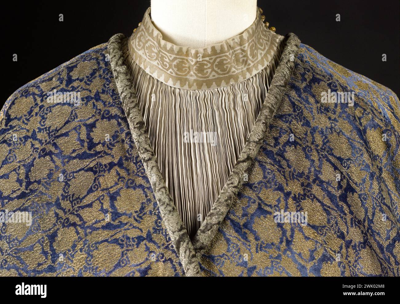 Mariano Fortuny (1871-1949). Jacke. Blauer Seidensamt Royer, goldbedruckt, brauner Seidensamtrand, goldbedruckt, beigefarbenes Seidenottomanfutter. Etwa 1910-1920. Galliera, Modemuseum der Stadt Paris. 102217-4 Haute Couture, weiblicher Modus, weibliches Modell Stockfoto