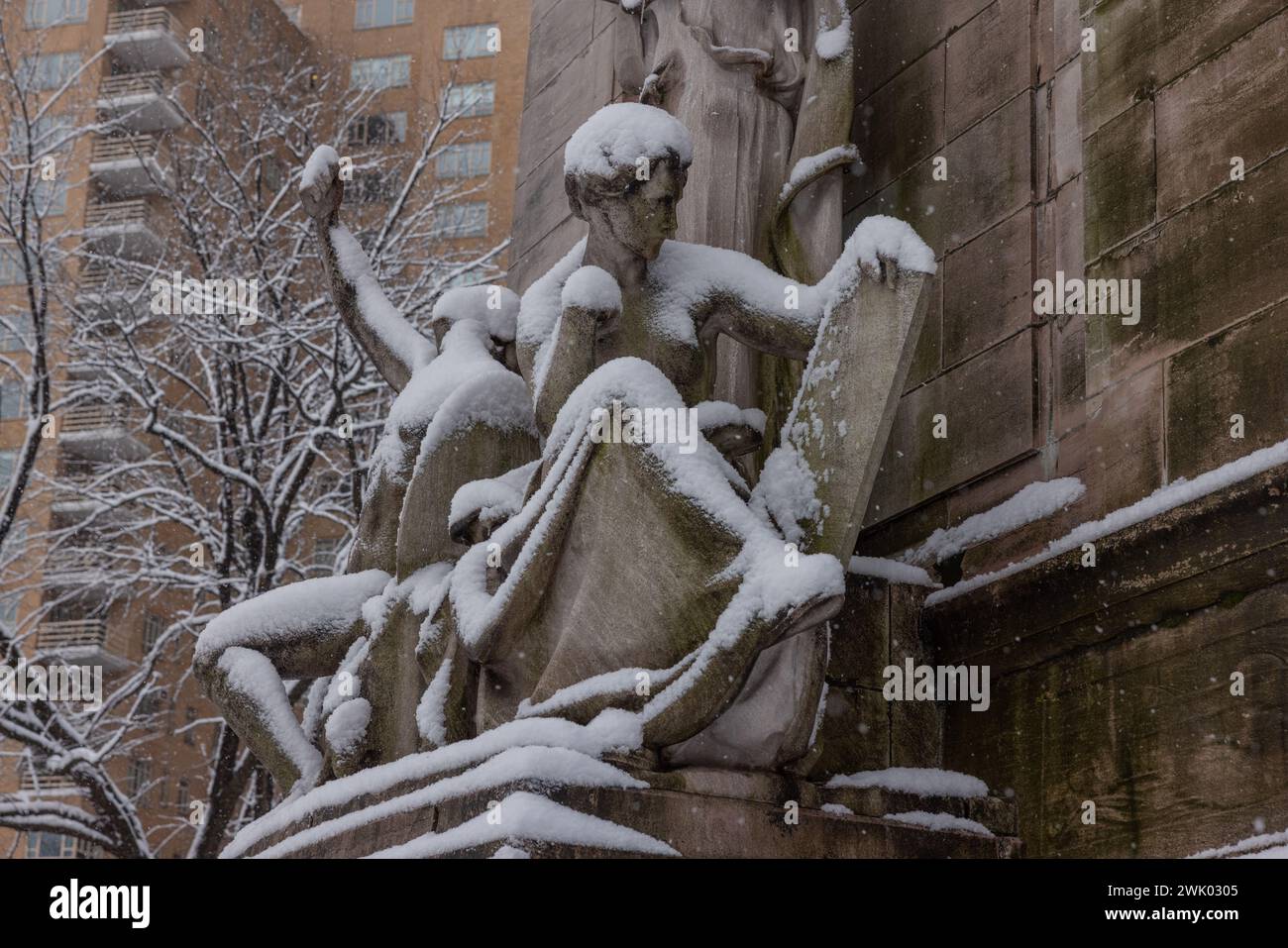 NEW YORK, New YORK – 17. Februar 2024: Eine Skulpturengruppe wird am U.S. Maine National Monument im Columbus Circle besichtigt. Stockfoto