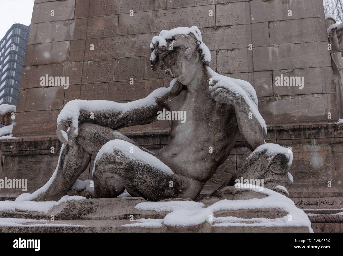 NEW YORK, N.Y. – 17. Februar 2024: Eine Skulptur, die den Atlantischen Ozean symbolisiert, ist am U.S. Maine National Monument im Columbus Circle zu sehen. Stockfoto