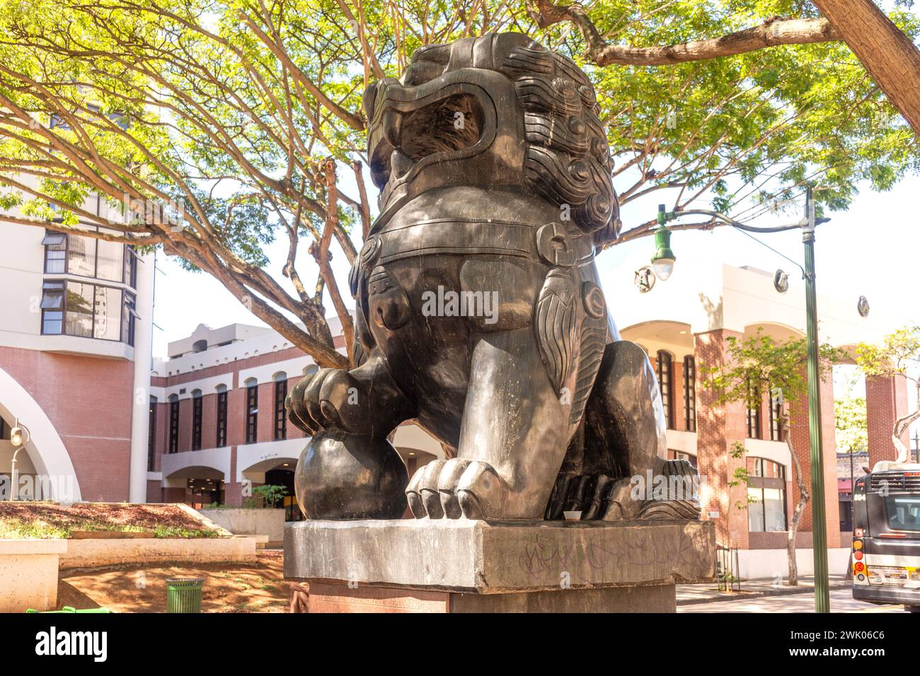 Bronze Löwenstatue, Hotel Street, Chinatown, Honolulu, Oahu, Hawaii, Vereinigte Staaten von Amerika Stockfoto