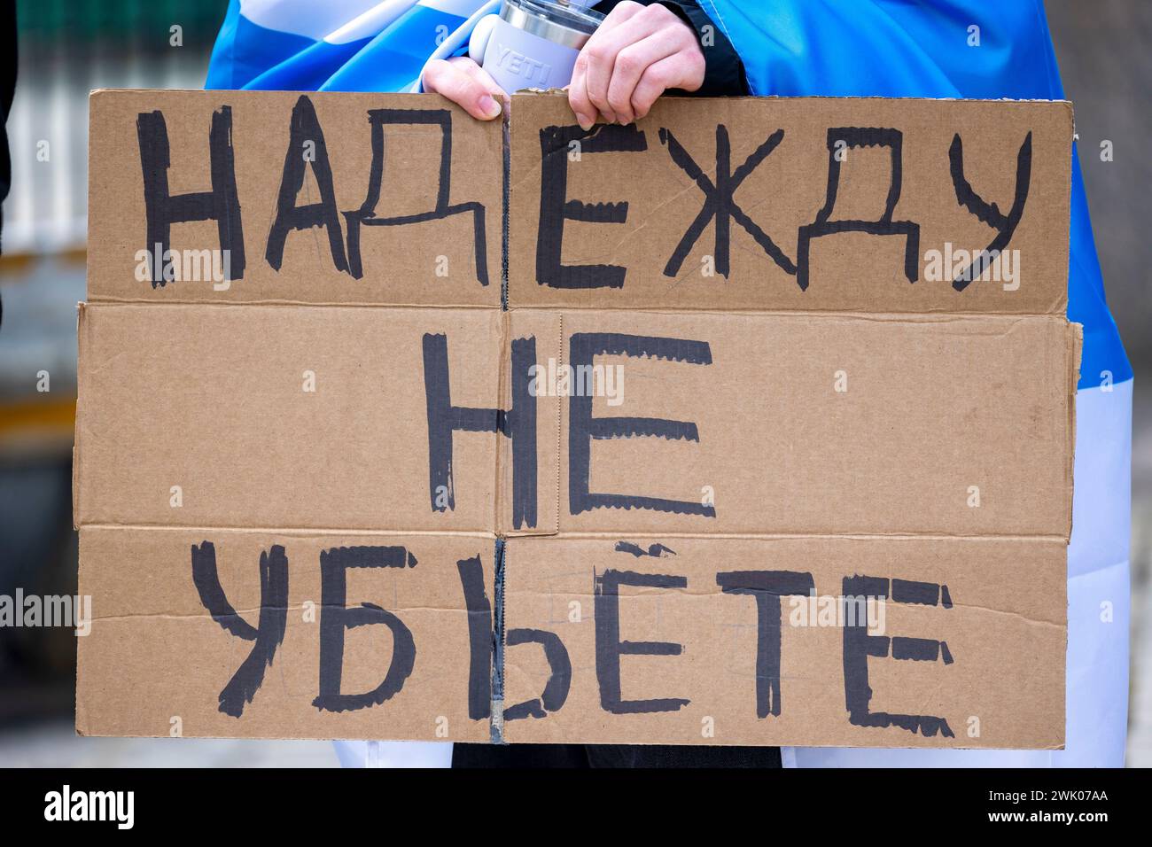 Washington, District of Columbia, USA. Februar 2024. Am Samstag, den 17. Februar 2024, treffen sich die Trauernden vor der russischen Botschaft in Washington, District of Columbia, um an Alexej Anatoljewitsch Nawalny zu erinnern, einen russischen Oppositionsführer, Anwalt, Anti-Korruptions-Aktivist und politischen Gefangenen, der gestern im Gefängnis starb. (Kreditbild: © Eric Kayne/ZUMA Press Wire) NUR REDAKTIONELLE VERWENDUNG! Nicht für kommerzielle ZWECKE! Stockfoto