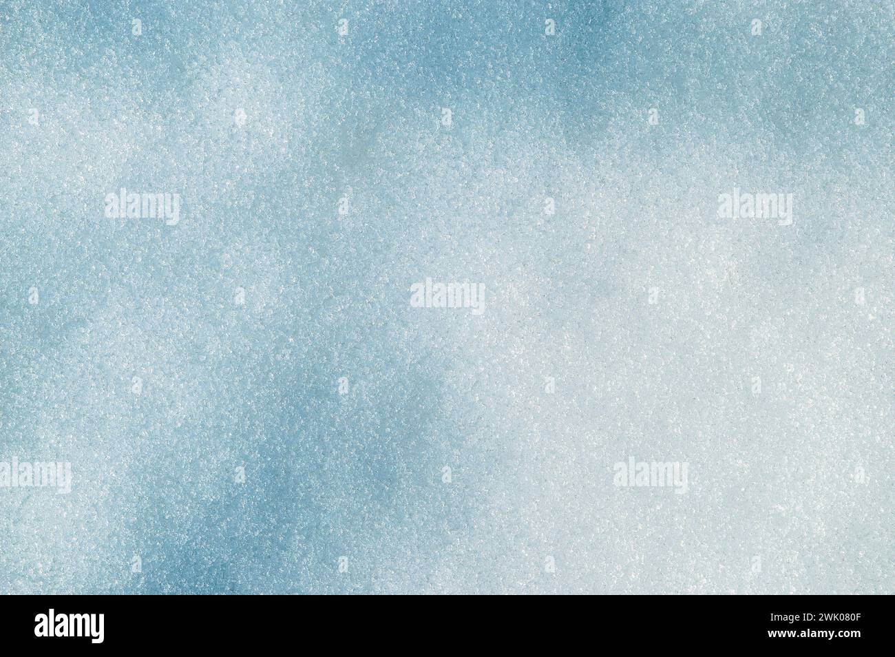 Frischer, sauberer weißer Schneehintergrund. Winter Hintergrund mit gefrorenen Schneeflocken und Schneehügeln. Schneeklumpen. Saisonale Landschaftsdetails. Kaltes Wetter Stockfoto