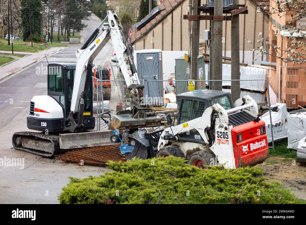 ZAJECI, TSCHECHISCHE REPUBLIK - 15. APRIL 2023: Bagger Bobcat S205 und E50 auf der Baustelle Stockfoto