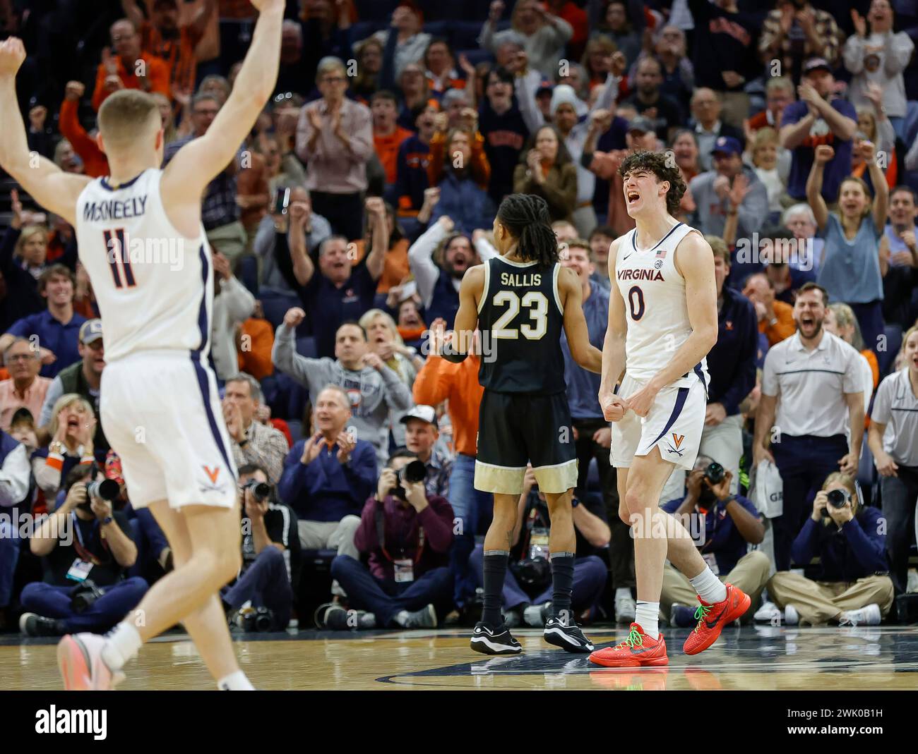 Charlottesville, VA, USA. Februar 2024. Virginia Cavaliers Stürmer #0 Blake Buchanan feiert einen Korb während eines NCAA Männer Basketballspiels zwischen den Wake Forest Demon Deacons und den University of Virginia Cavaliers in der John Paul Jones Arena in Charlottesville, VA. Justin Cooper/CSM/Alamy Live News Stockfoto