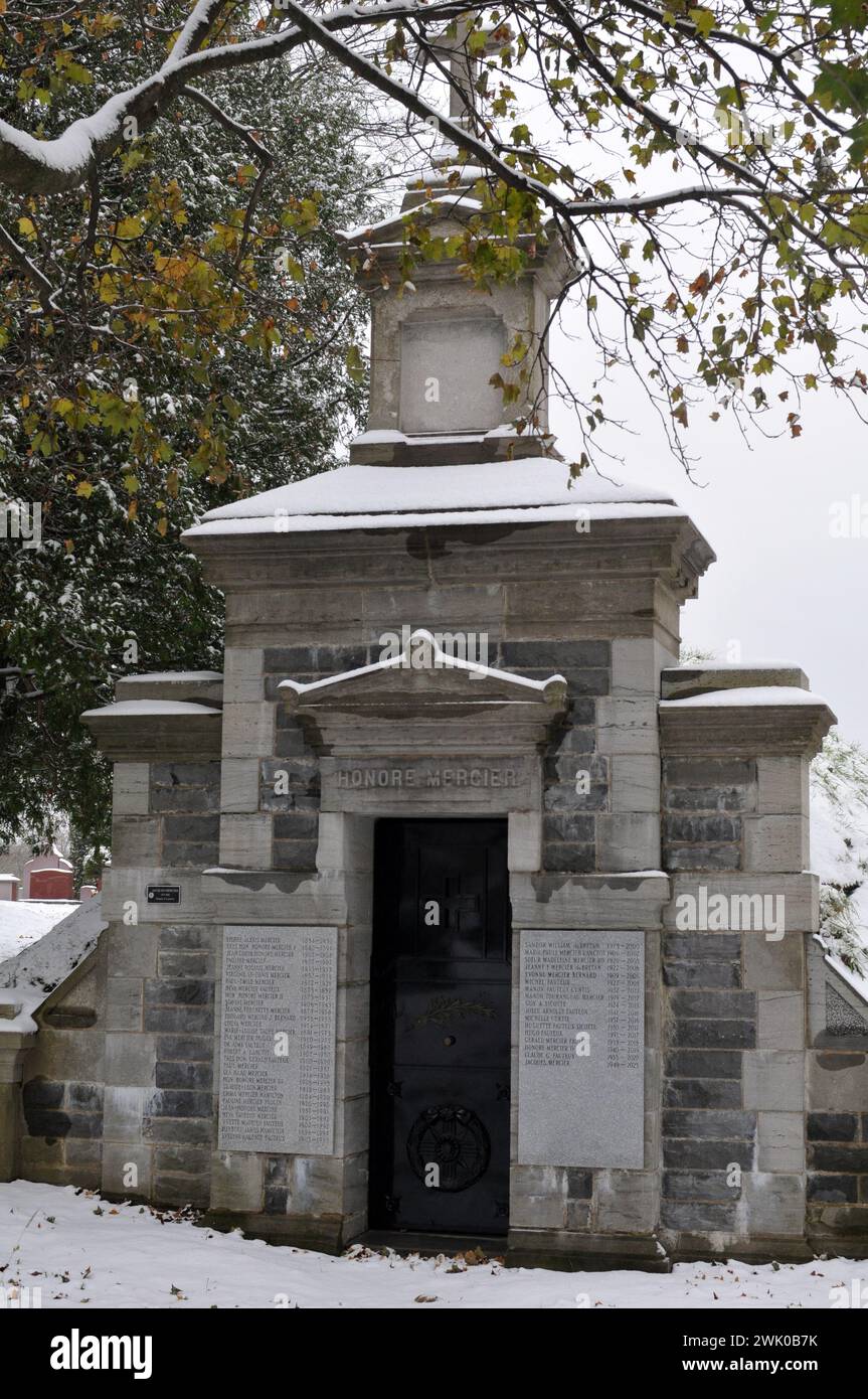 Das Mausoleum des ehemaligen Quebec-Politikers und Premierministers Honoré Mercier auf dem Montrealer Friedhof Notre-Dame-des-Neiges. Stockfoto