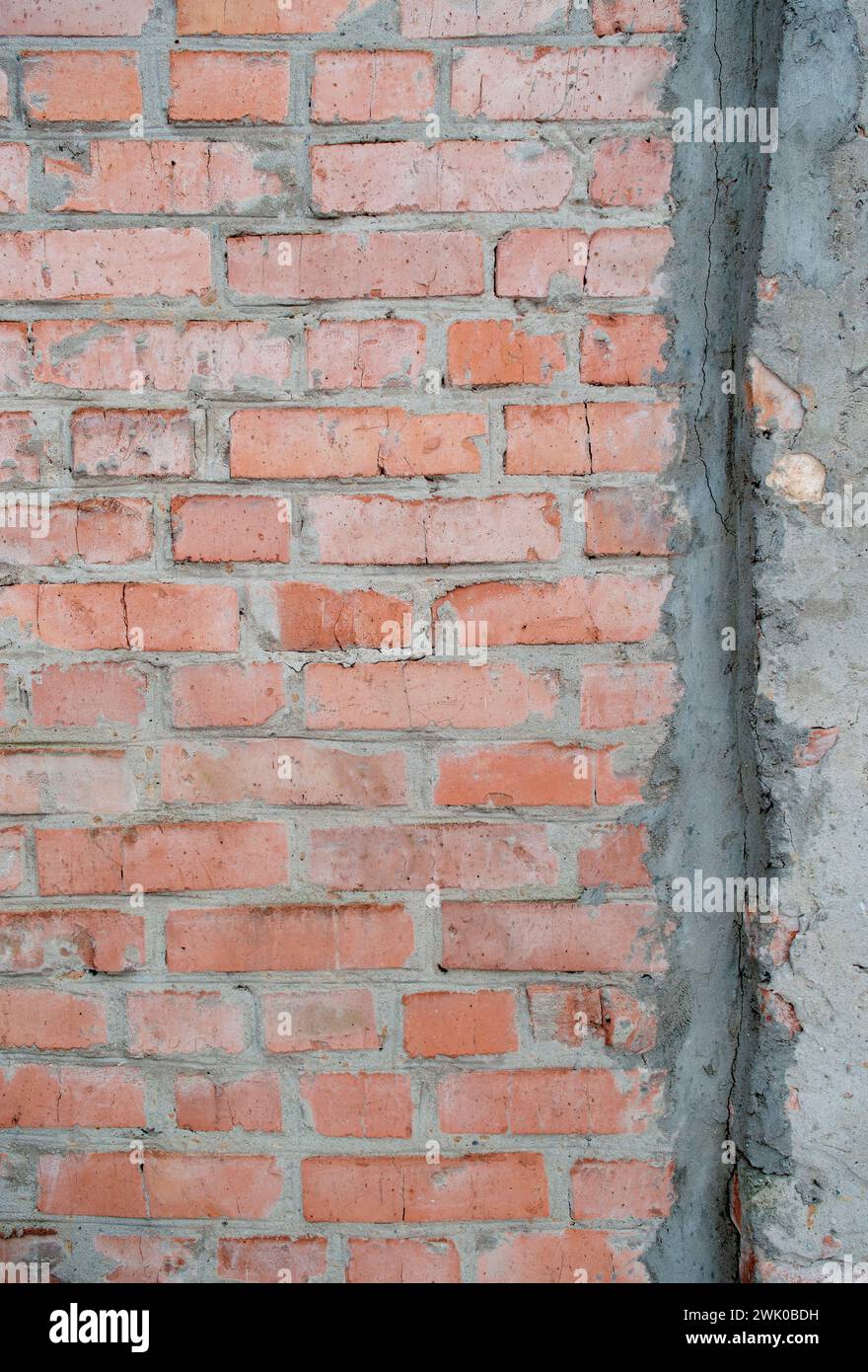 Die Textur einer alten Ziegelmauer mit natürlichen Defekten. Kratzer, Risse, Spalten, Späne, Staub, Rauheit, Abrieb. Vorlage für Design und Backgrou Stockfoto