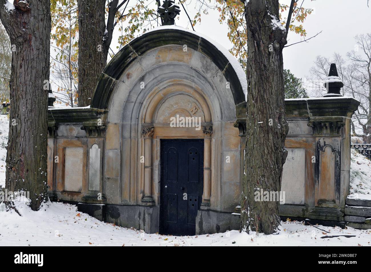 Ein Mausoleum auf Montreals historischem Cimetière Notre-Dame-des-Neiges, dem größten Friedhof Kanadas. Stockfoto