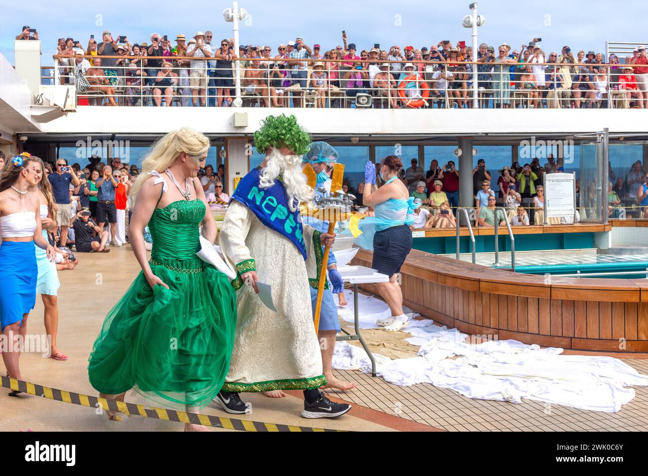 König Neptun und Königin Neptuna bei der „Crossing the Line Ceremony“ an Bord des Kreuzfahrtschiffs Cunard Queen Victoria, Round the World Voyage, Pazifik Stockfoto
