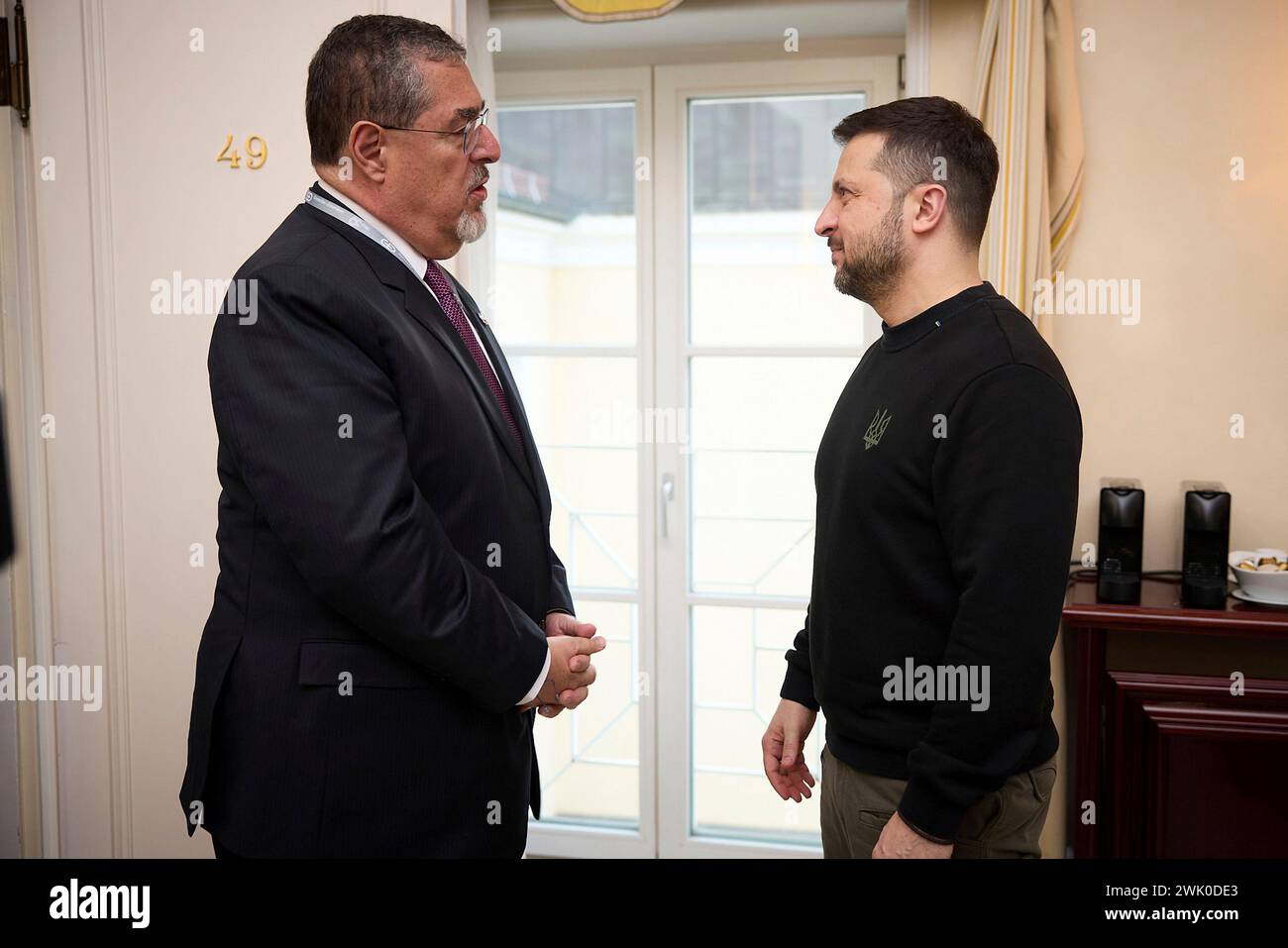 München, Deutschland. Februar 2024. Der ukrainische Präsident Wolodymyr Zelenskyy begrüßt rechts den guatemaltekischen Präsidenten Bernardo Arévalo links vor einem bilateralen Treffen am Rande der 60. Münchner Sicherheitskonferenz am 17. Februar 2024 im Hotel Bayerischer Hof in München. Quelle: Pool Photo/Ukrainische Präsidentenpresse/Alamy Live News Stockfoto