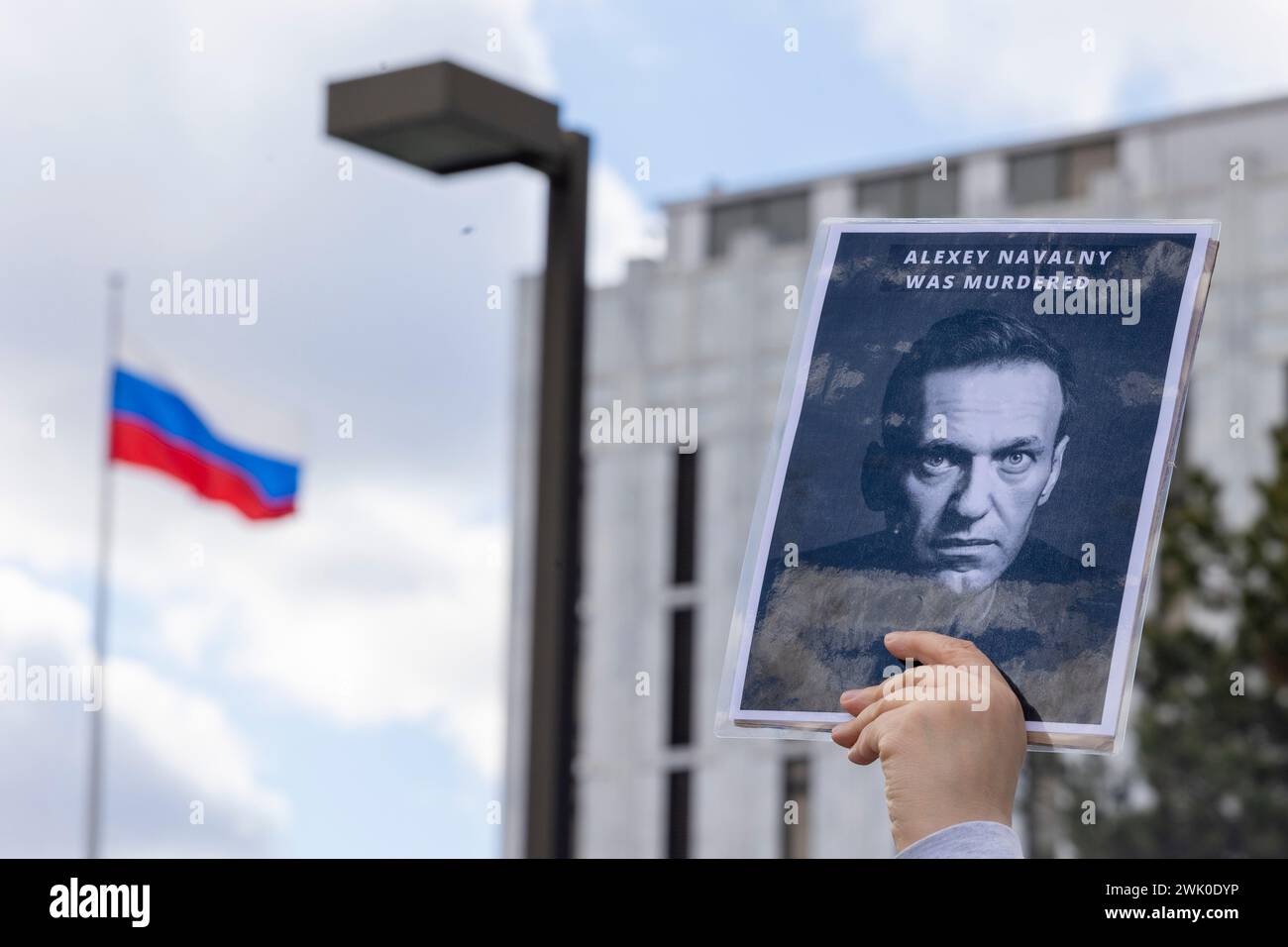 Washington, District of Columbia, USA. Februar 2024. Am Samstag, den 17. Februar 2024, treffen sich die Trauernden vor der russischen Botschaft in Washington, District of Columbia, um an Alexej Anatoljewitsch Nawalny zu erinnern, einen russischen Oppositionsführer, Anwalt, Anti-Korruptions-Aktivist und politischen Gefangenen, der gestern im Gefängnis starb. (Kreditbild: © Eric Kayne/ZUMA Press Wire) NUR REDAKTIONELLE VERWENDUNG! Nicht für kommerzielle ZWECKE! Stockfoto