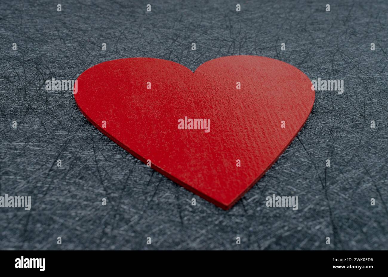 Rotes Herz auf schwarzem strukturiertem Hintergrund. Schöner Kopierbereich. Stockfoto