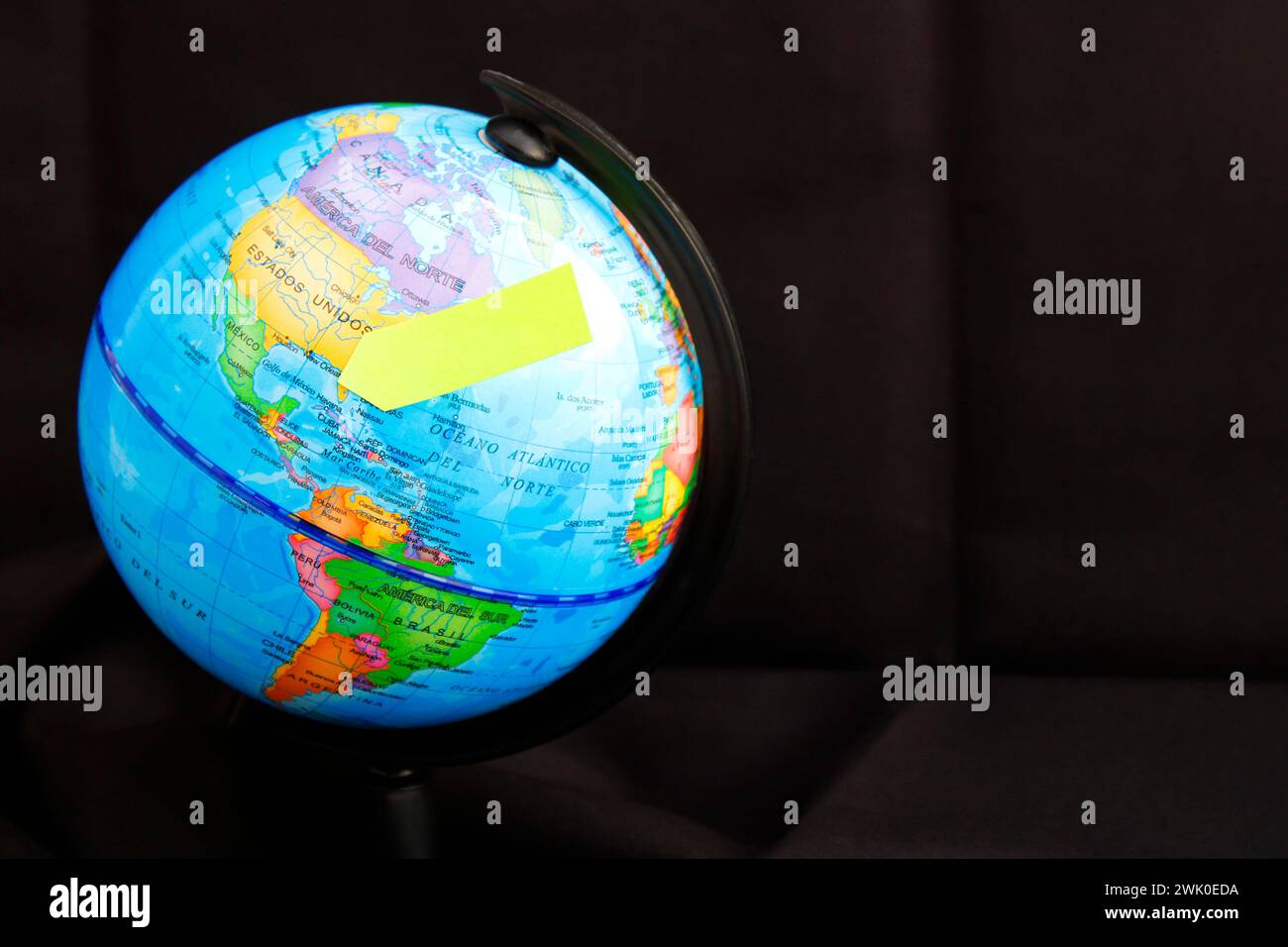 Planet Erde, der die geografische Position mit einem Post-IT markiert (Texte auf Spanisch) Stockfoto