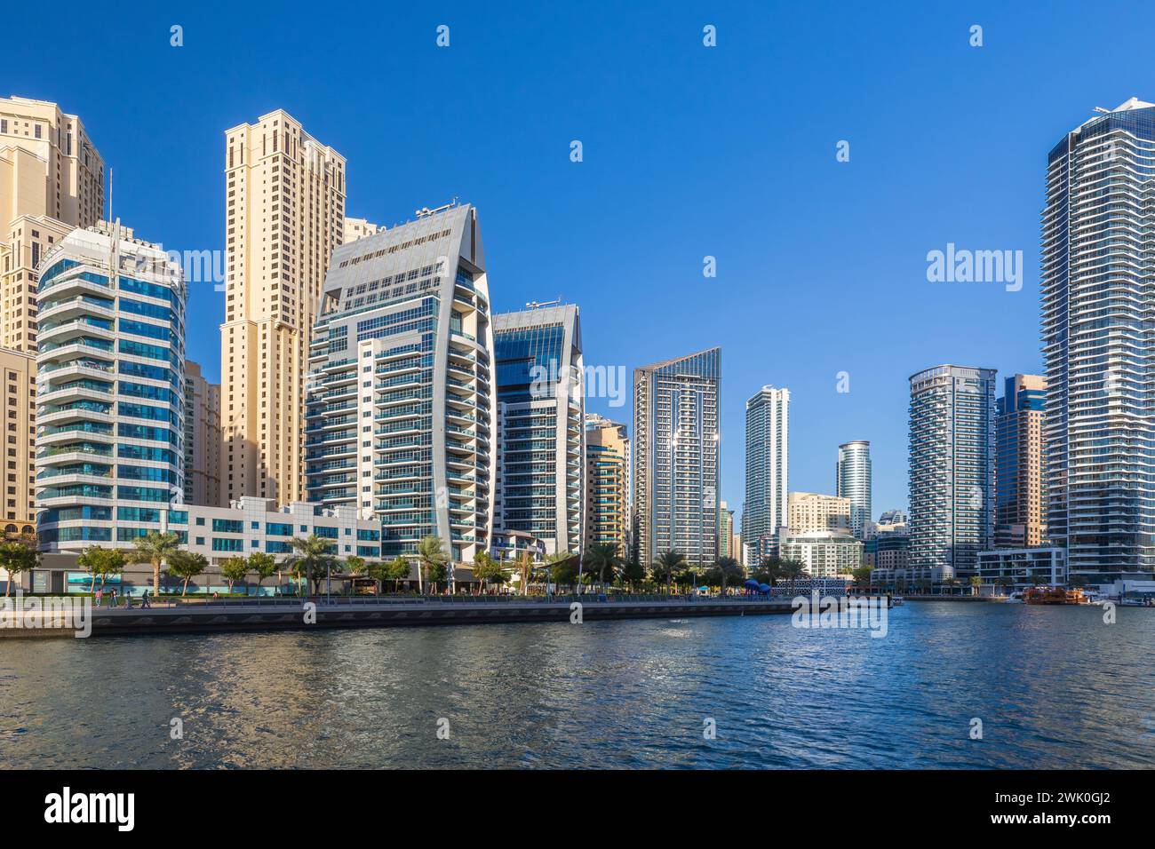 Wolkenkratzer am Dubai Marina. Stockfoto