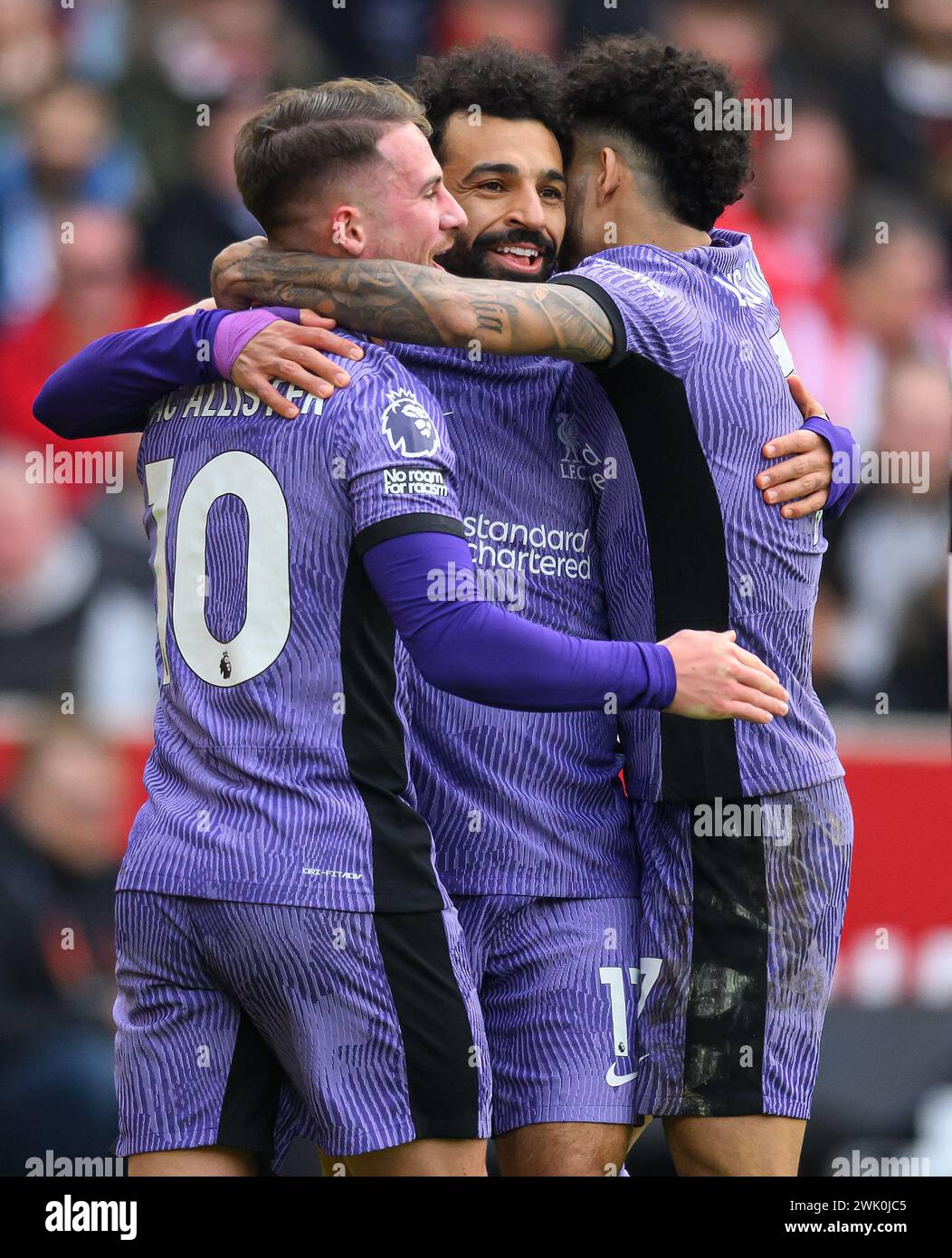 Brentford gegen Liverpool - Premier League - GTECH Community Stadium - 17. Februar 2024. Alexis Mac Allister aus Liverpool feiert sein Tor mit Mo Salah. Bildnachweis: Mark Pain / Alamy Live News Stockfoto