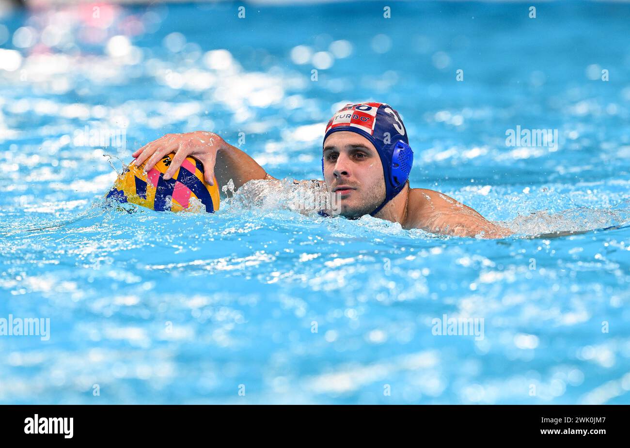 Doha, Katar. Februar 2024. Loren Fatovic aus Kroatien schießt einen Ball beim Wasser-Polo-Finale der Männer zwischen Kroatien und Italien bei der Doha Aquatics World Championships 2024 im Aspire Dome am 15. Februar 2024 in Doha, Katar. Foto: David Damnjanovic/PIXSELL Credit: Pixsell/Alamy Live News Stockfoto