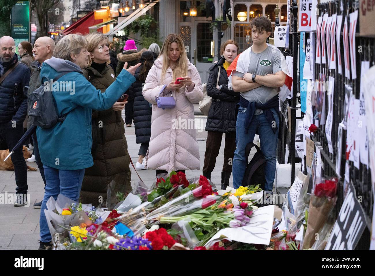 Die Trauernden legten vor der russischen Botschaft in London Blumen für den Oppositionsführer Alexej Nawalny, nachdem er von den Gefängnisbehörden seinen Tod bestätigt hatte. Stockfoto