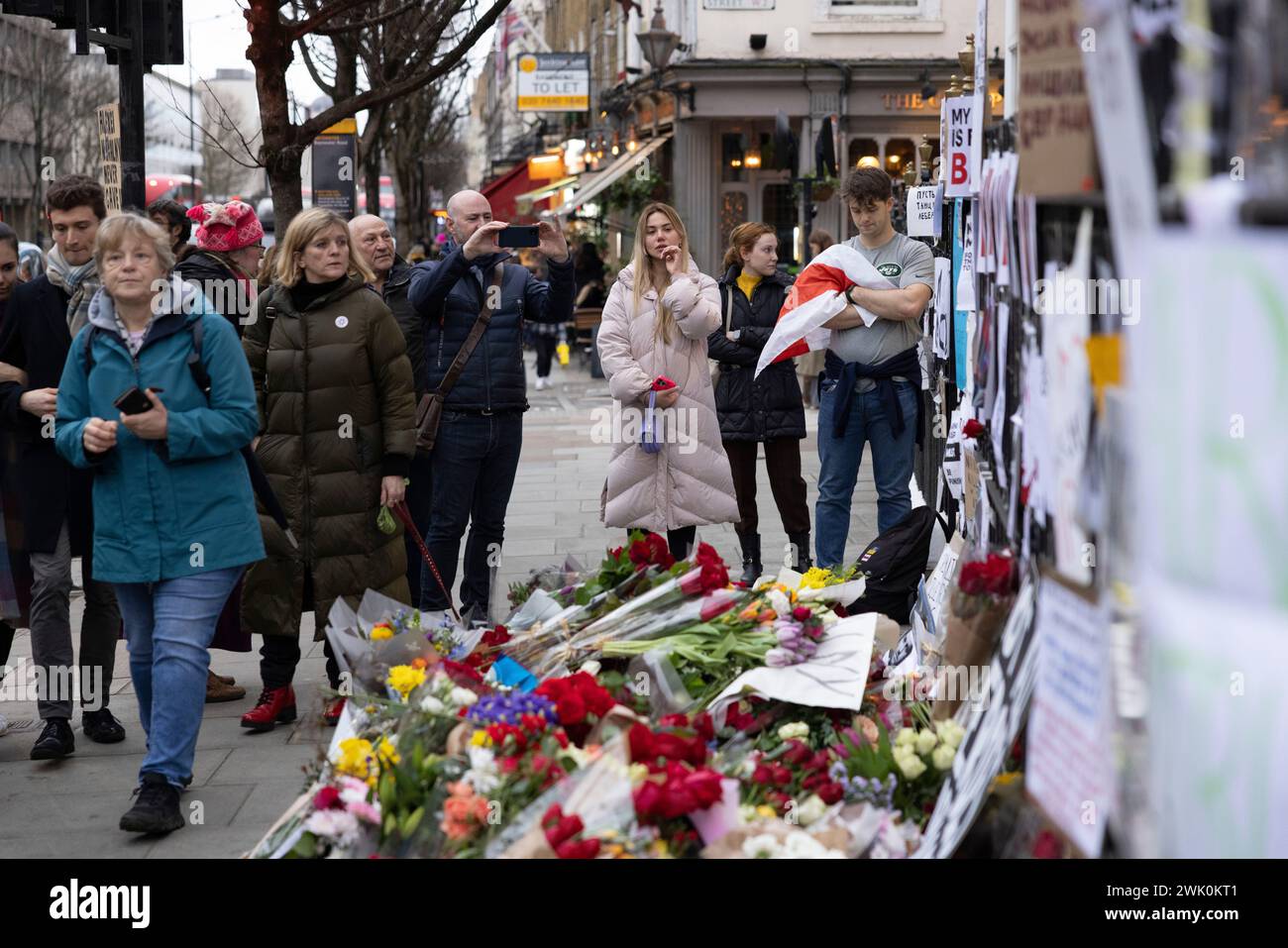 Die Trauernden legten vor der russischen Botschaft in London Blumen für den Oppositionsführer Alexej Nawalny, nachdem er von den Gefängnisbehörden seinen Tod bestätigt hatte. Stockfoto