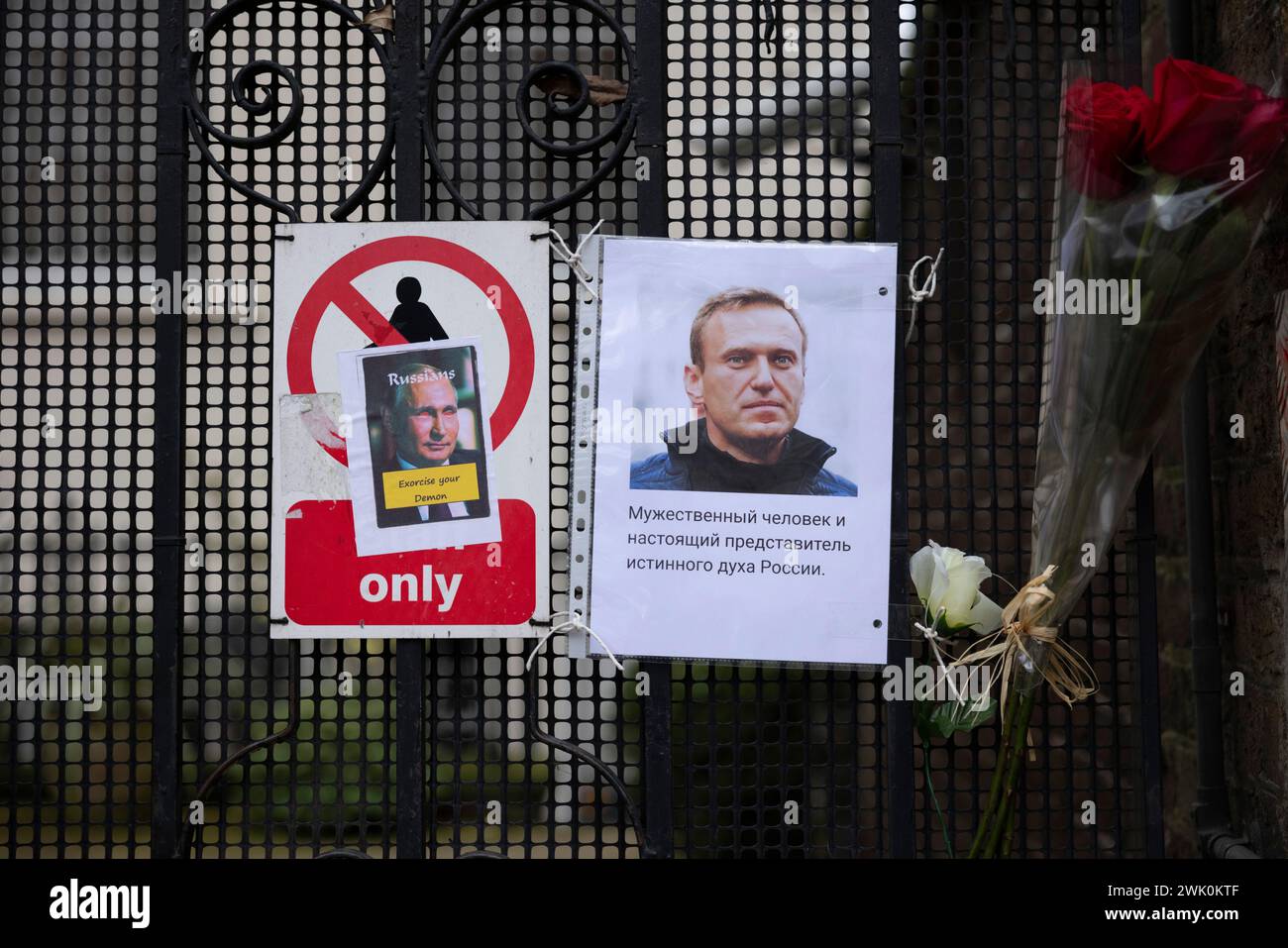 Die Trauernden legten vor der russischen Botschaft in London Blumen für den Oppositionsführer Alexej Nawalny, nachdem er von den Gefängnisbehörden seinen Tod bestätigt hatte. Stockfoto