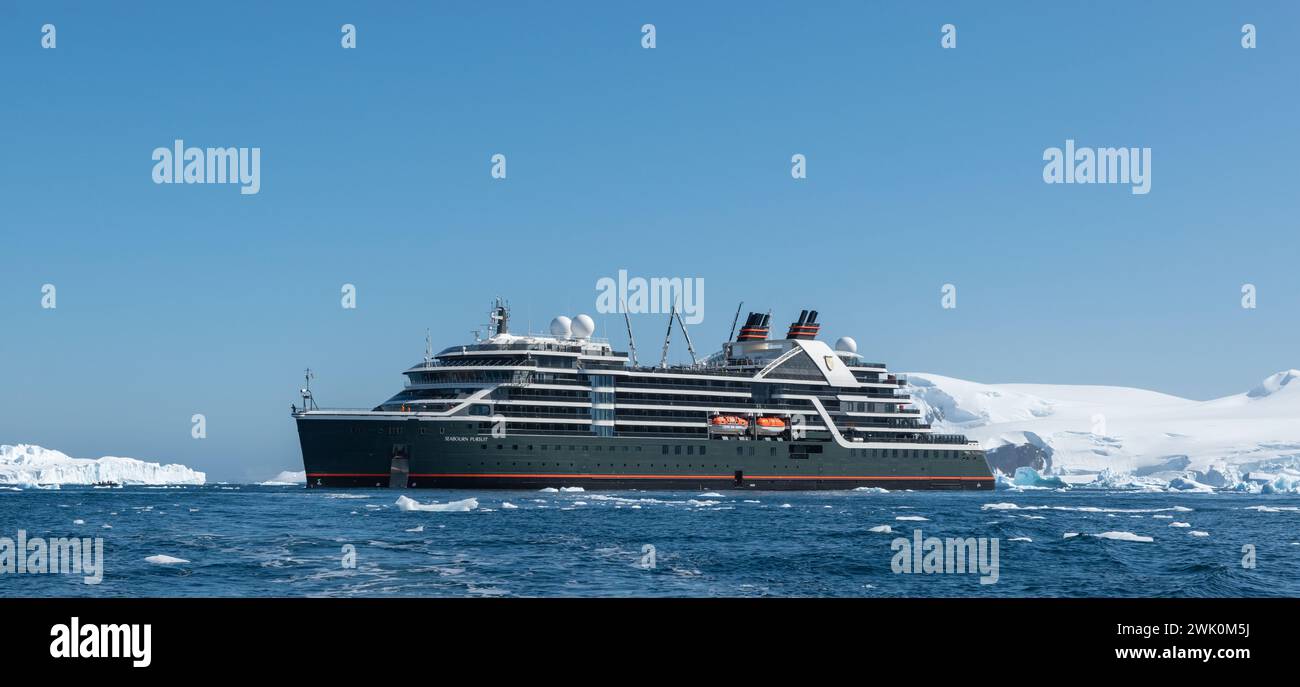 Cierva Cove, Antarktis - 11. Januar 2024: Kreuzfahrtschiff Seabourn Pursuit Segeln in der Antarktis. Stockfoto