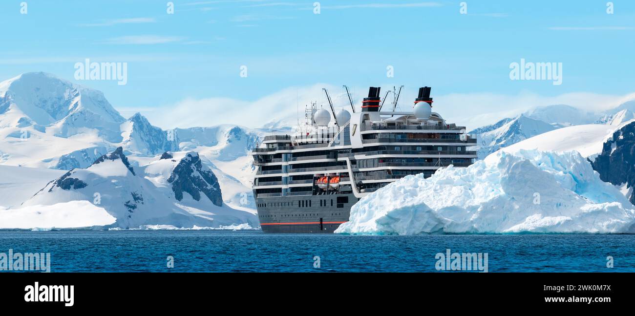 Hanusse Bay, Antarktis - 14. Januar 2024: Luxuskreuzschiff Seabourn Pursuit auf Expedition in der Antarktis. Stockfoto