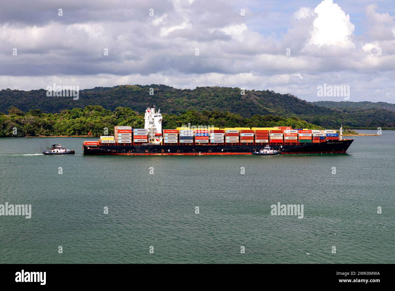 Containerschiff mit Schleppern Gatun Lake Panama Canal. Panama Stockfoto