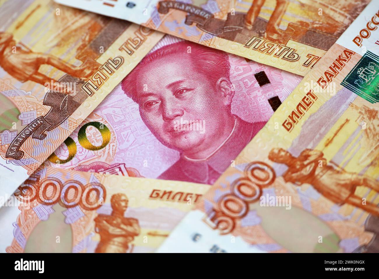 Chinesische Yuan-Banknote, umgeben von russischen Rubel. Konzept der wirtschaftlichen Zusammenarbeit zwischen China und Russland, Handel und Unterstützung Stockfoto