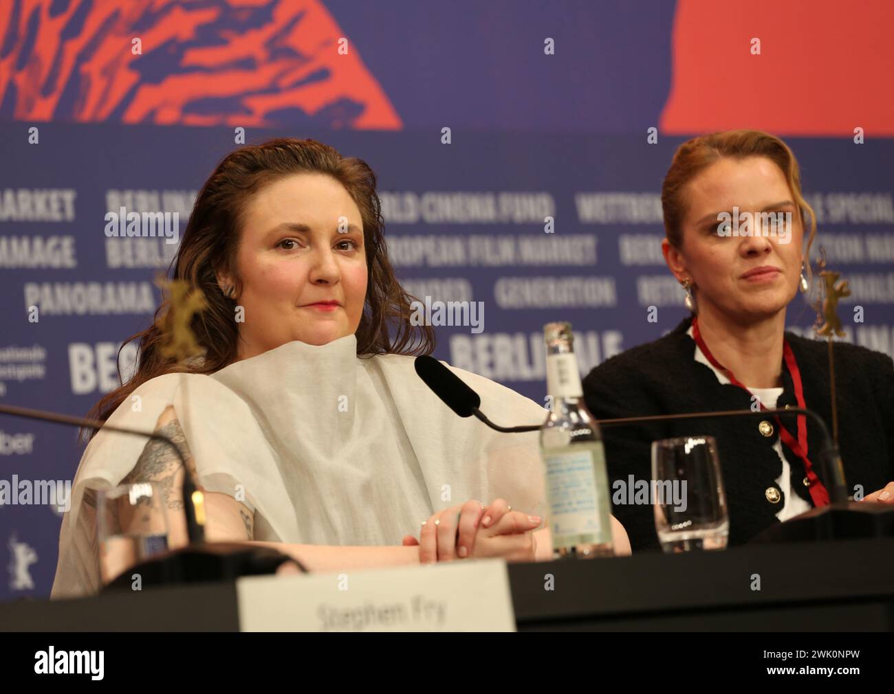 Berlin, 17. Februar 2024, Schauspieler, Produzent, Lena Dunham und Regisseurin, Drehbuchautorin, Produzentin Julia von Heinz bei der Pressekonferenz zum Film Treasure beim 74. internationalen Filmfestival Berlinale. Foto: Doreen Kennedy / Alamy Live News. Stockfoto