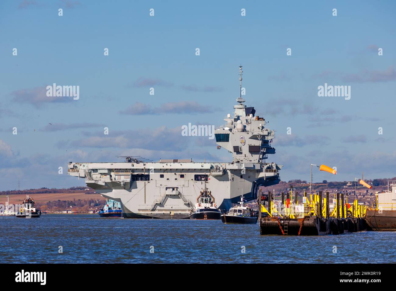 Schlepper führen den Flugzeugträger der Queen Elizabeth-Klasse „HMS Prince of Wales“ aus Portsmouth Harbour, Portsmouth, Hampshire, Südküste Englands Stockfoto