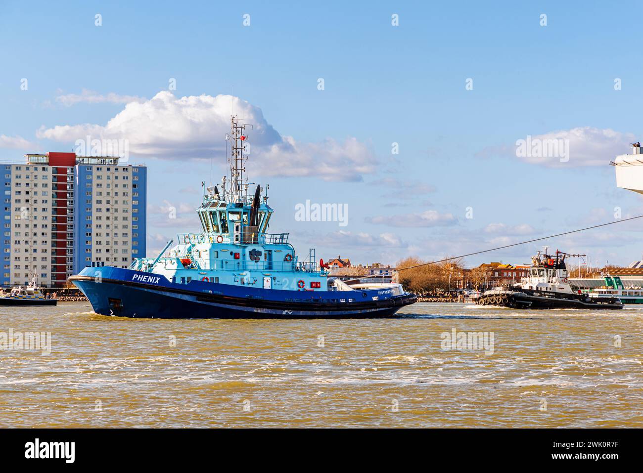 Escort Schlepper 'Phenix' Segeln im Hafen von Portsmouth mit Gosport im Hintergrund, Portsmouth, Hampshire, an der Südküste Englands Stockfoto