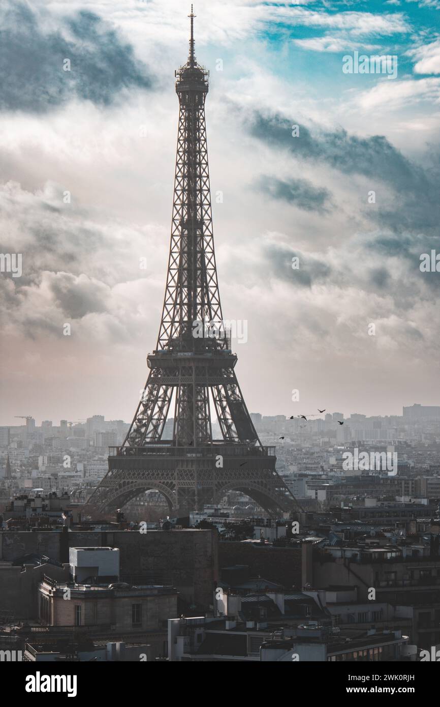 Blick auf den Eiffelturm vom Arc de Triomphe in Paris Stockfoto