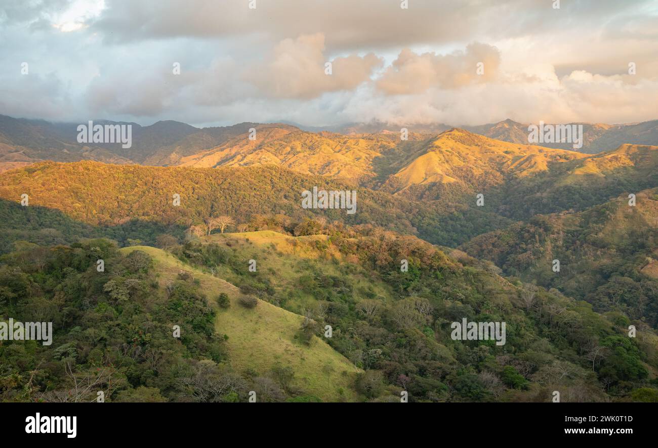 Blick auf die sonnendurchfluteten Berge entlang der Route 616 in Costa Rica bis zur Region Monteverde Stockfoto