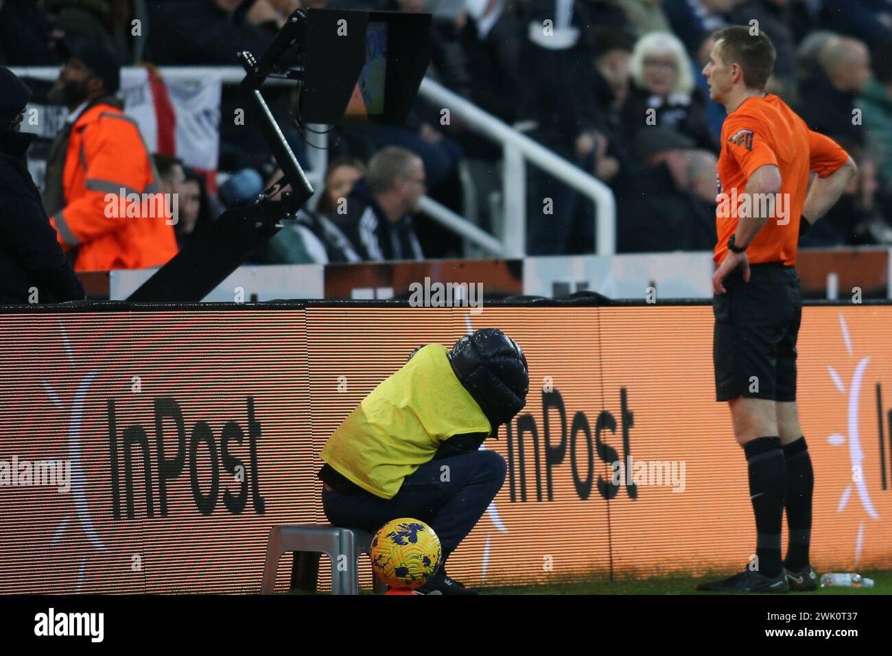 Schiedsrichter Michael Sailsbury sieht den VAR Monitor während des Premier League-Spiels zwischen Newcastle United und Bournemouth in St. James's Park, Newcastle am Samstag, den 17. Februar 2024. (Foto: Michael Driver | MI News) Credit: MI News & Sport /Alamy Live News Stockfoto