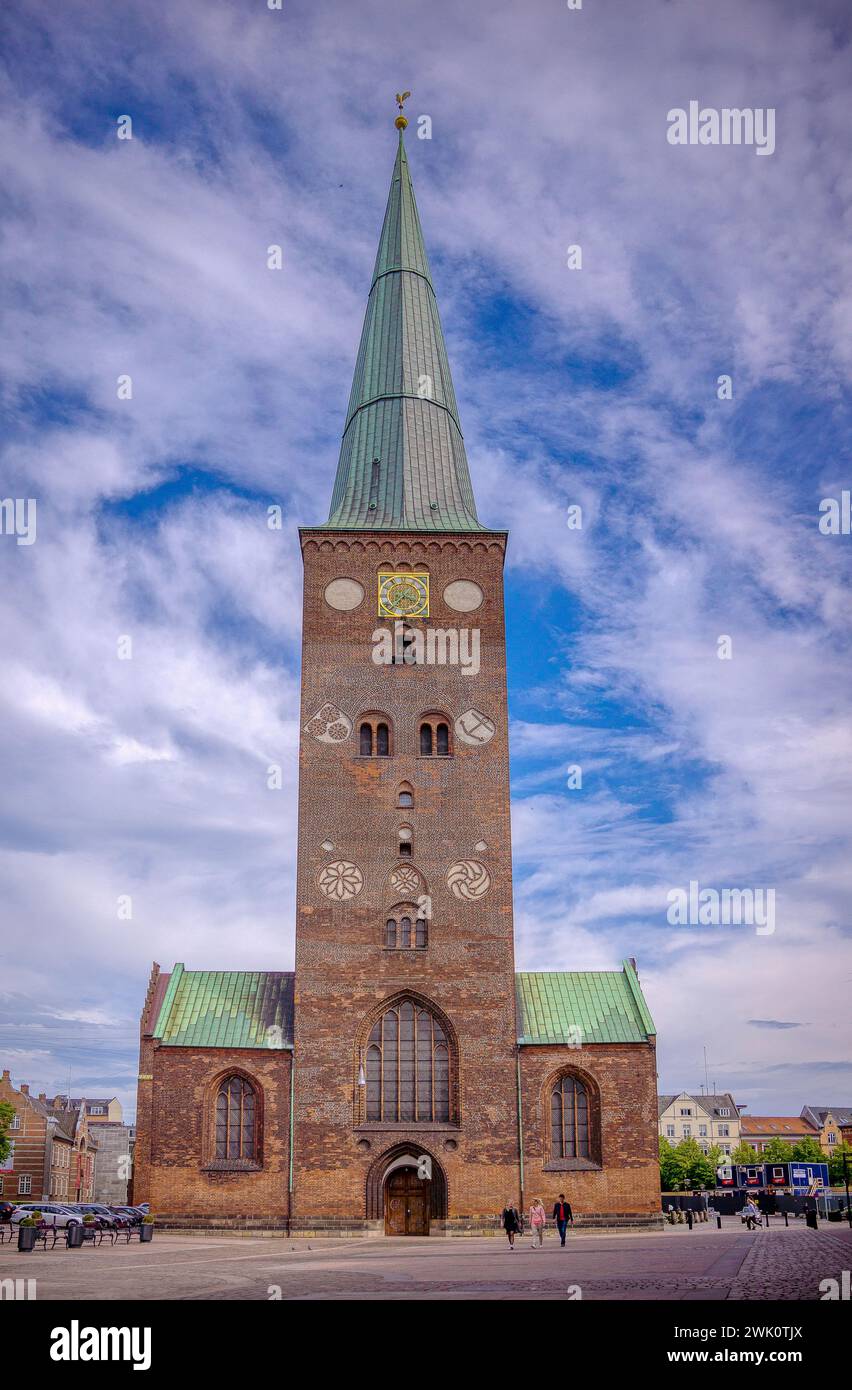 Kathedrale von Århus von Westen mit dem hohen Glockenturm vor blauem Himmel, Århus, Dänemark, 24. februar 2017 Stockfoto