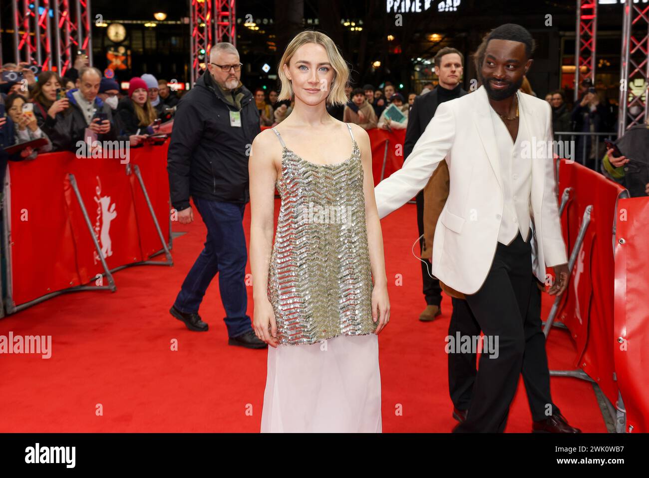 Berlin, Deutschland. Februar 2024. Saoirse Ronan und Paapa Essiedu (r) nehmen an der Premiere des Films „The Outrun“ Teil. Die 74. Internationalen Filmfestspiele Berlin finden vom 15. Bis 25. Februar 2024 statt. Quelle: Gerald Matzka/dpa/Alamy Live News Stockfoto