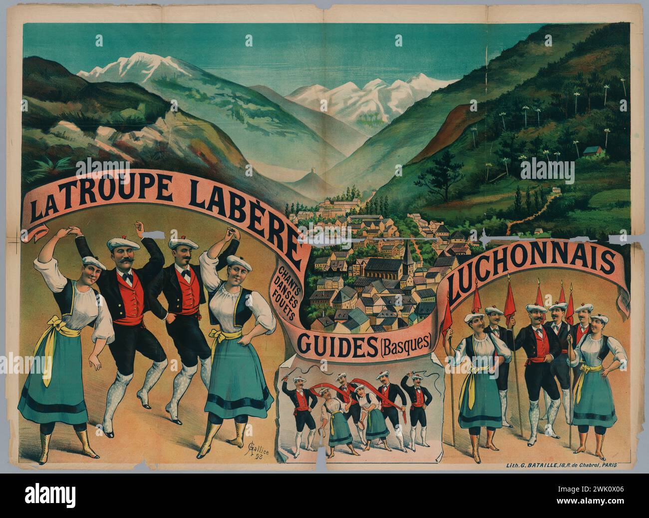 Gallice, A., La Troupe Labere/ Chants/ Danses/ Fouets/ Guides (Basques/ Luchonnais (Titel beschriftet (Brief)), 1893. Farblithographie. Carnavalet Museum, Geschichte von Paris. Werbung, Künstler, Kaffeekonzert, Musiksaal, Truppe, Folklore, Baskenland, Luchon, Gruppe von Männern und Frauen, die in Baskenkostümen tanzen, in der Hintergrundstadt eingebettet in eine Tal- und Berglandschaft Stockfoto