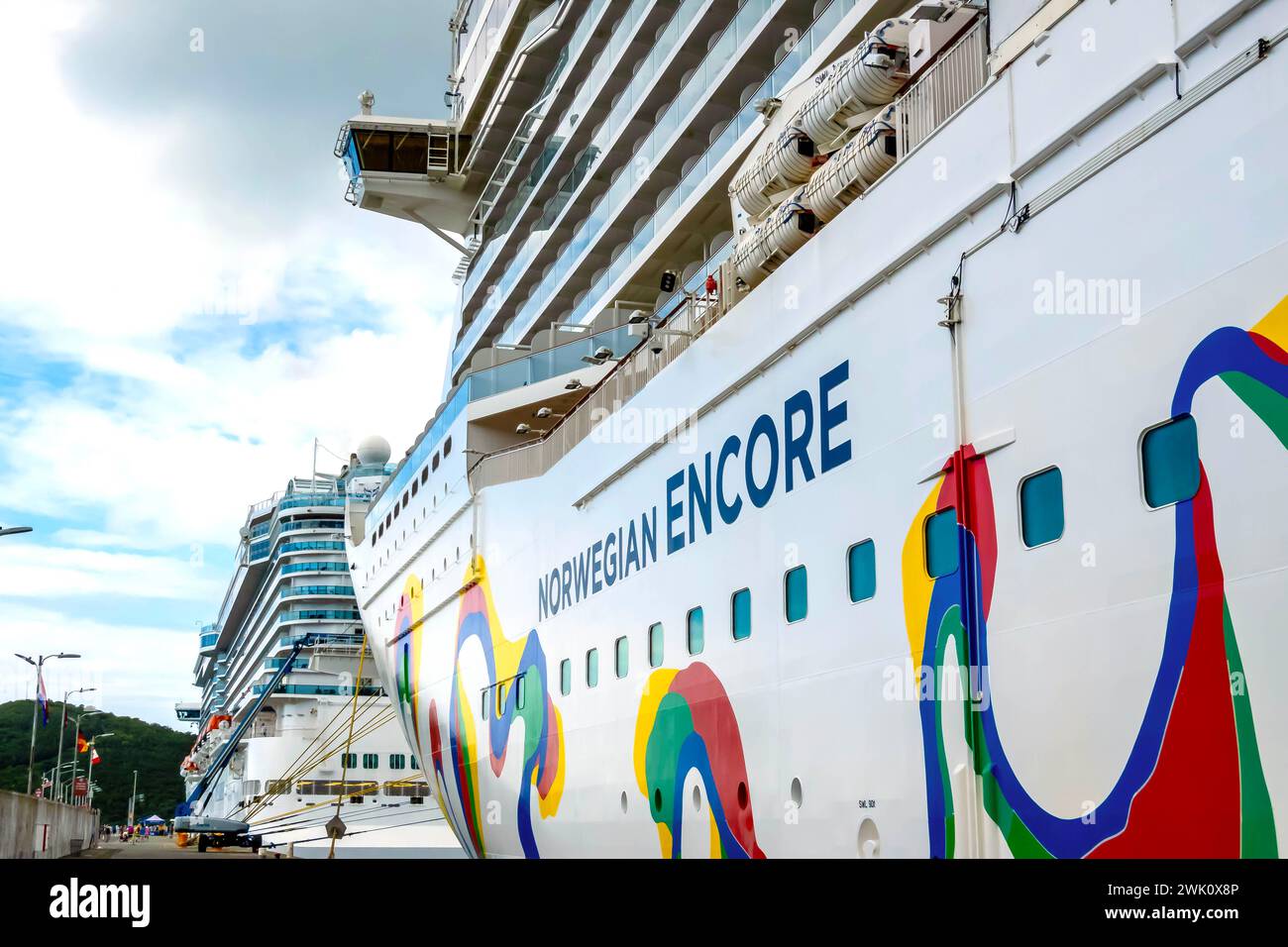 Puerto Plata, Puerto Plata, USA. Januar 31, 2024. Norwegian Encore schmückt Puerto Plata, DR, und bietet Kreuzfahrern ein Tor, um die üppige Landschaft zu erkunden. Passagiere begeben sich auf immersive Abenteuer, entdecken lokalen Charme und lebendige Landschaften (Bild: © Walter G Arce SR Grindstone Medi/ASP) NUR REDAKTIONELLE VERWENDUNG! Nicht für kommerzielle ZWECKE! Stockfoto