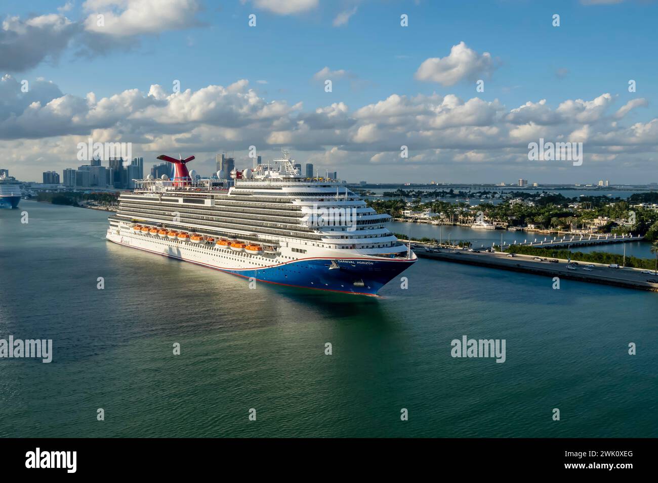 Miami, FL, USA. Januar 2024. Carnival Horizon beginnt von Miami aus auf einer einwöchigen Karibikkreuzfahrt, die eine Mischung aus Luxus und Abenteuer auf dem Meer verspricht. Mit erstklassigen Annehmlichkeiten, vielfältiger Unterhaltung und atemberaubenden Inselzielen ist es ein unvergesslicher Urlaub am Horizont. (Credit Image: © Walter G Arce SR Grindstone Medi/ASP) NUR REDAKTIONELLE VERWENDUNG! Nicht für kommerzielle ZWECKE! Stockfoto