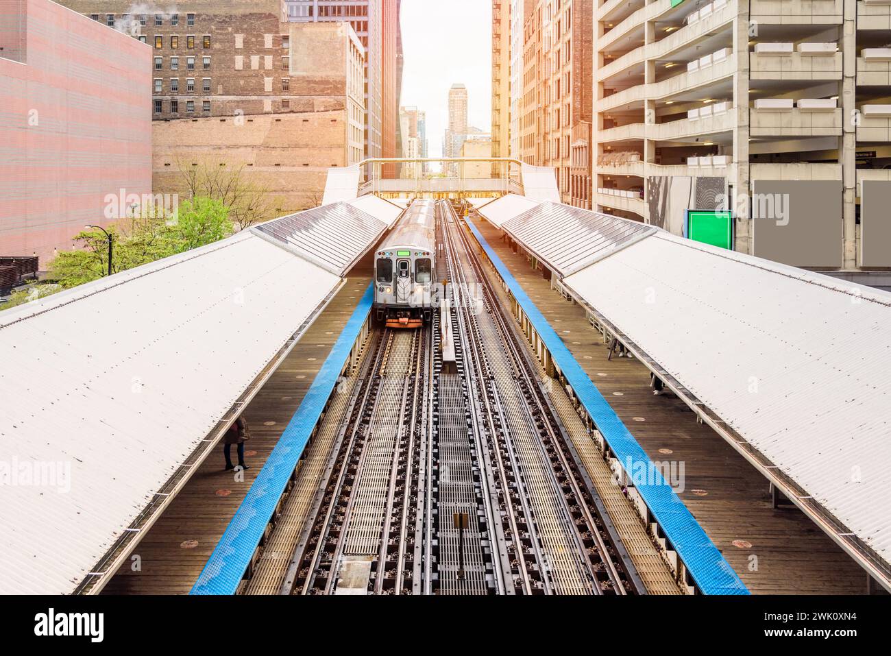 Ein Hochzug fährt zu einem Bahnhof in der Innenstadt von Chicago Stockfoto