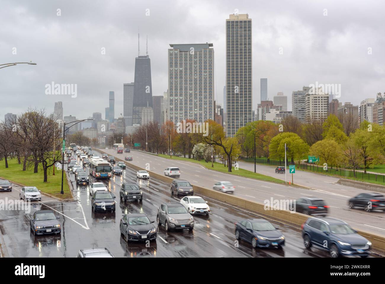 Pendlerverkehr auf einem vierspurigen Highway, der an einem regnerischen Frühlingstag durch die Innenstadt von Chicago führt Stockfoto