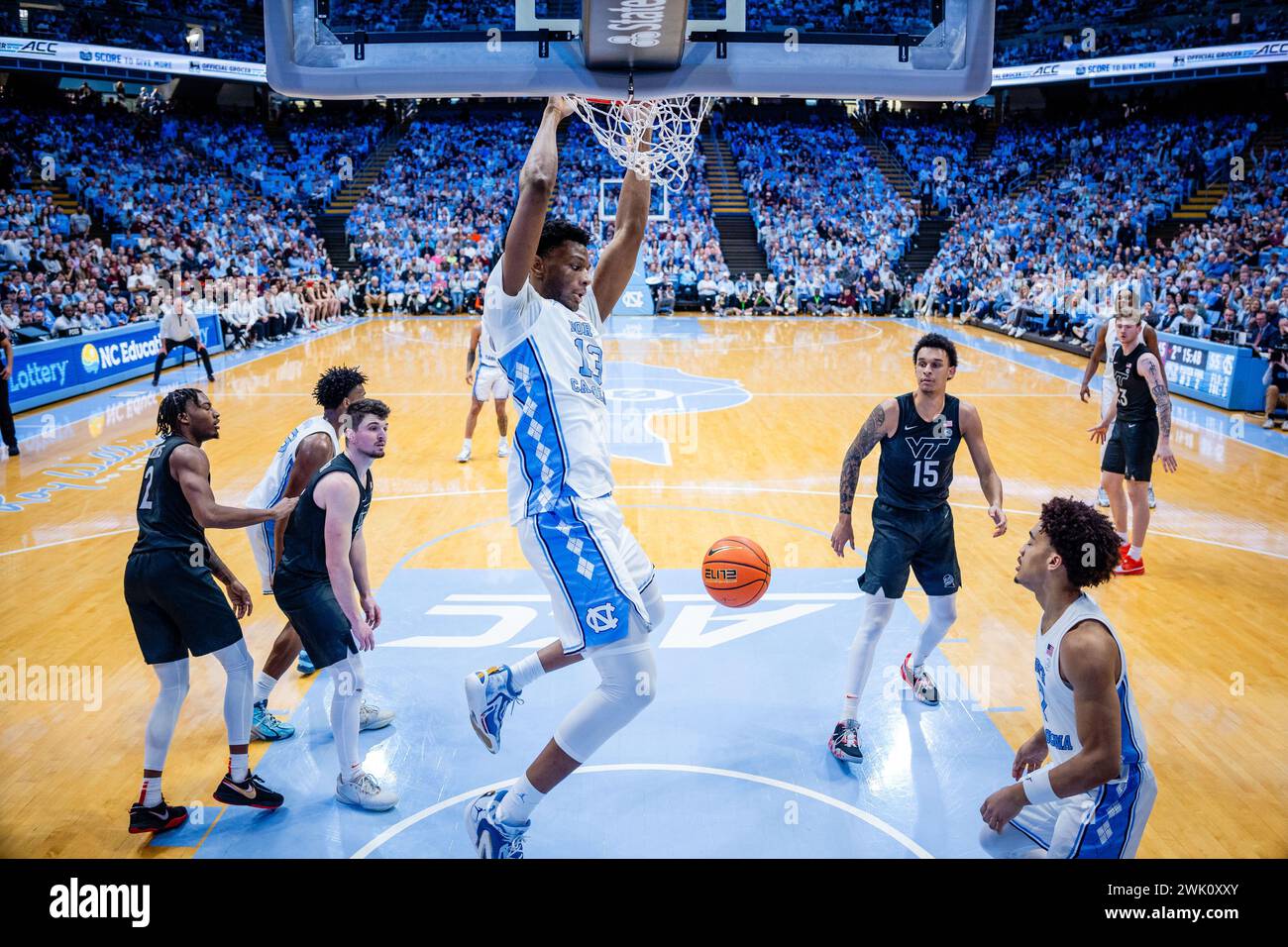 Chapel Hill, NC, USA. Februar 2024. North Carolina Tar Heels gegen Jalen Washington (13) dunks gegen die Virginia Tech Hokies im ACC Basketball Matchup im Dean Smith Center in Chapel Hill, NC. (Scott Kinser/CSM). Quelle: csm/Alamy Live News Stockfoto