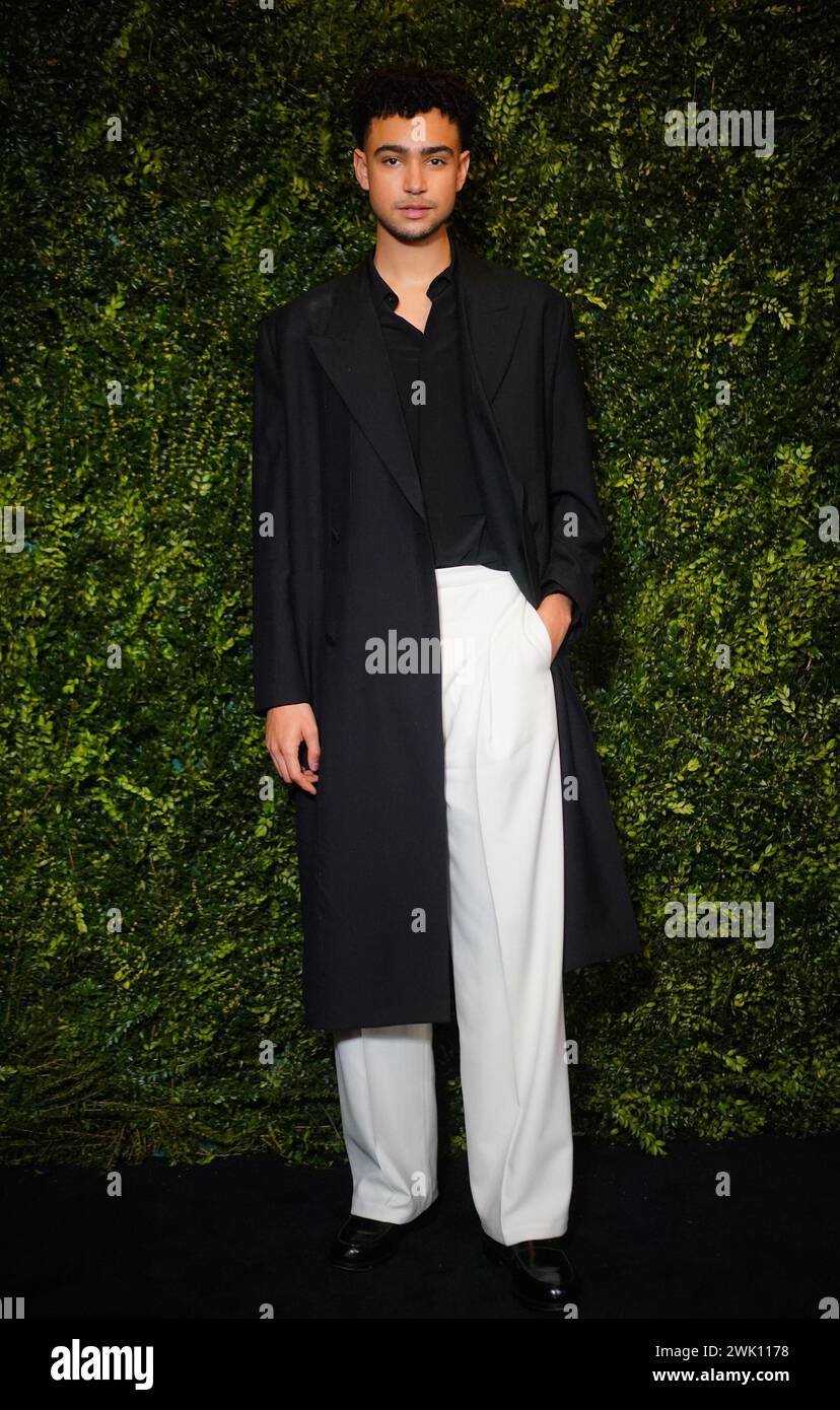 Archie Madekwe nimmt an der Charles Finch and Chanel 2024 Pre-BAFTA Party im Hertford Street Club in London Teil. Bilddatum: Samstag, 17. Februar 2024. Stockfoto