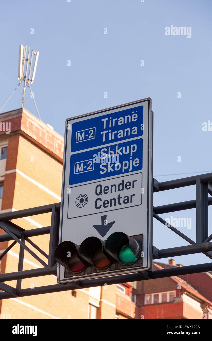 Pristina, Kosovo - 5. Februar 2024: Straßenschilder mit Stadtzentrum, Tirana und Skopje in unberührter Stadt, Kosovo Stockfoto