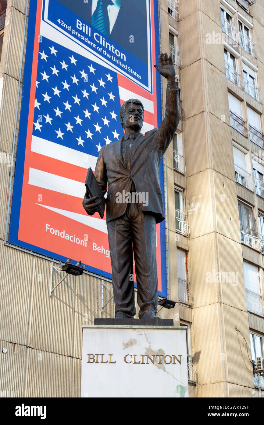 Pristina, Kosovo - 5. Februar 2024: Statue von Bill Clinton als Zeichen der Dankbarkeit auf der Rruga Bill Klionton in Pristina, Kosovo. Stockfoto