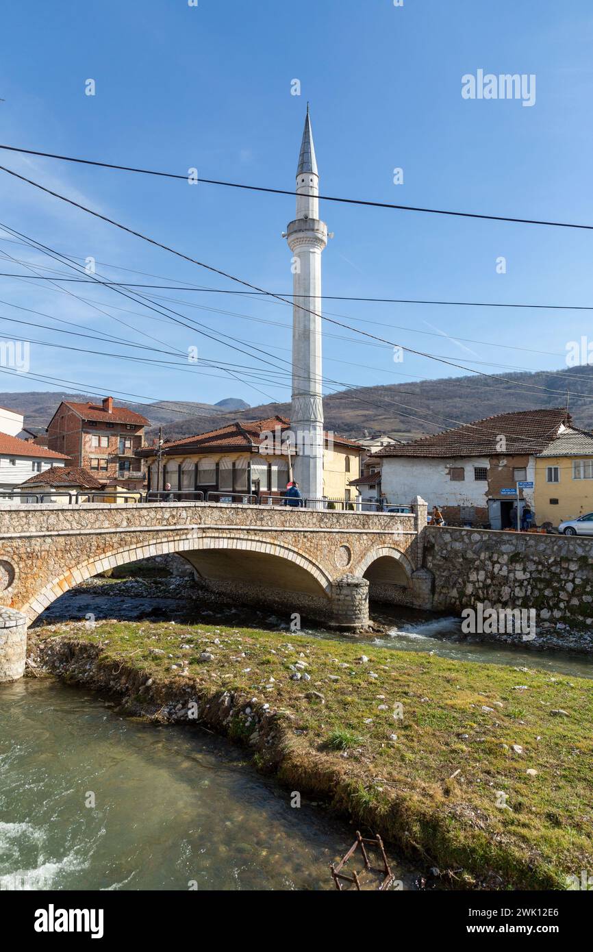 Prizren, Kosovo - 6. Februar 2024: Die Suzi Celebi Moschee ist eine Moschee aus der osmanischen Ära in Prizren, Kosovo. 1523 erbaut, das zweitälteste islamische Gebäude Stockfoto