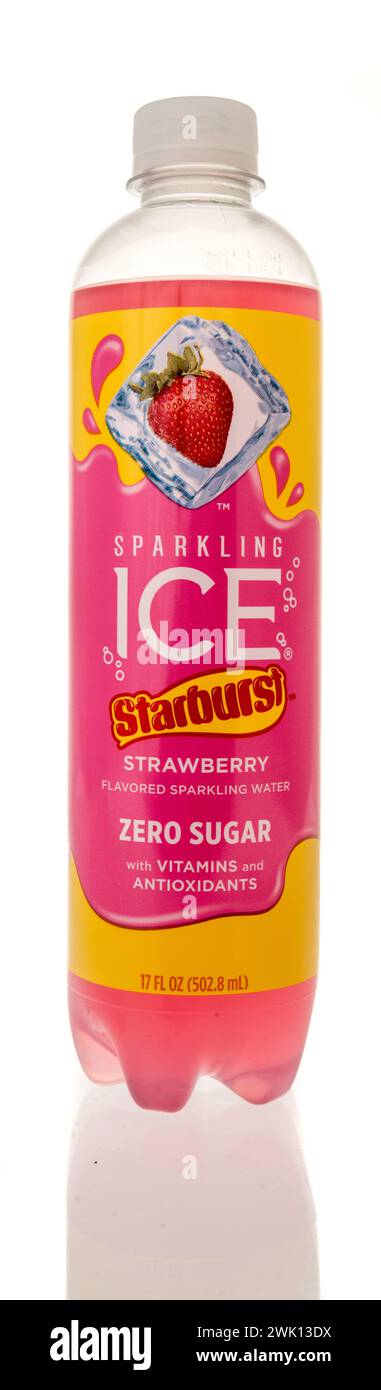 Winneconne, WI - 10. Februar 2024: Eine Flasche Sekt Eisgetränk im Starburst-Erdbeergeschmack auf isoliertem Hintergrund. Stockfoto